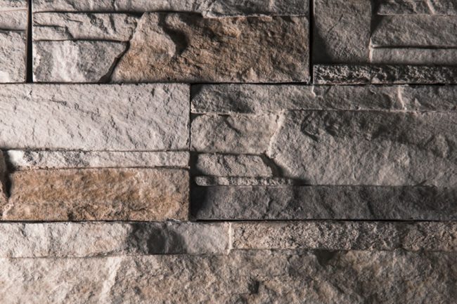 parete in pietra con effetto strisce orizzontali di siria ceramiche