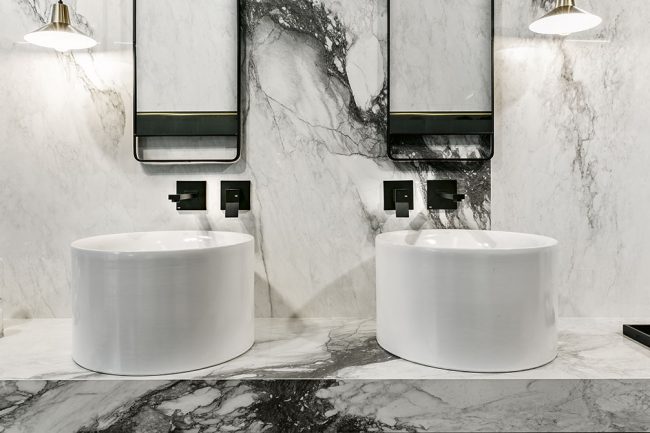 superfice bagno con effetto marmo di siria ceramiche